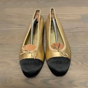 Chanel women’s capped toe interlocking CC gold and black ballet flats